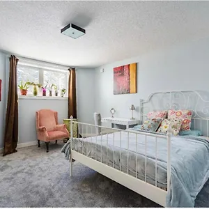 Elegant Garden Suite&2mins Bus Station Close Lrt& Free Parking Calgary